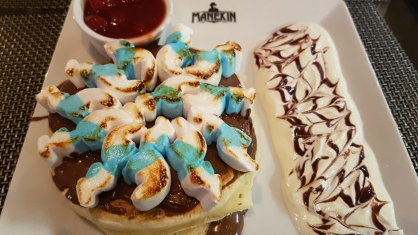 Pancakes with smurf marshmellows